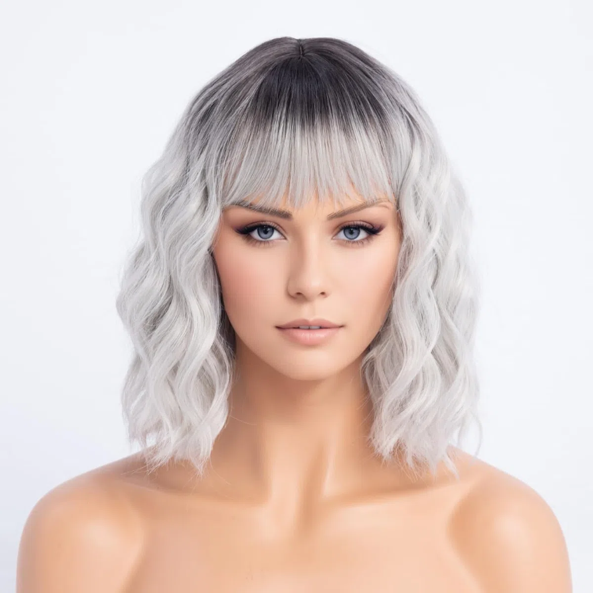 SIMKAYLEE Parrucca da donna ondulata in argento con frange, colore grigio ombreggiato, con radici scure, lunghezza media, per l'uso quotidiano (35,6 cm)
