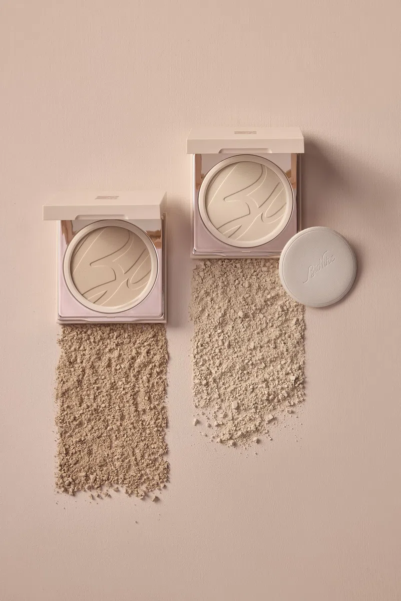 Bionike Defence Color - Cipria Compatta Soft Touch N.102 Miel, per Pelle Sensibile, Fissa il Makeup con un Finish Matte, Uniforma l'Incarnato e Minimizza le Rughe sul Viso, 8 gr