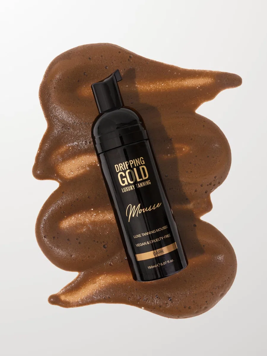 SOSU - mousse abbronzante dorata, 150 ml, formulato con acido ialuronico, vitamine A ed E! Vegano, senza esperimenti sugli animali e senza parabeni. Scegliete media, scuro o ultra scuro.