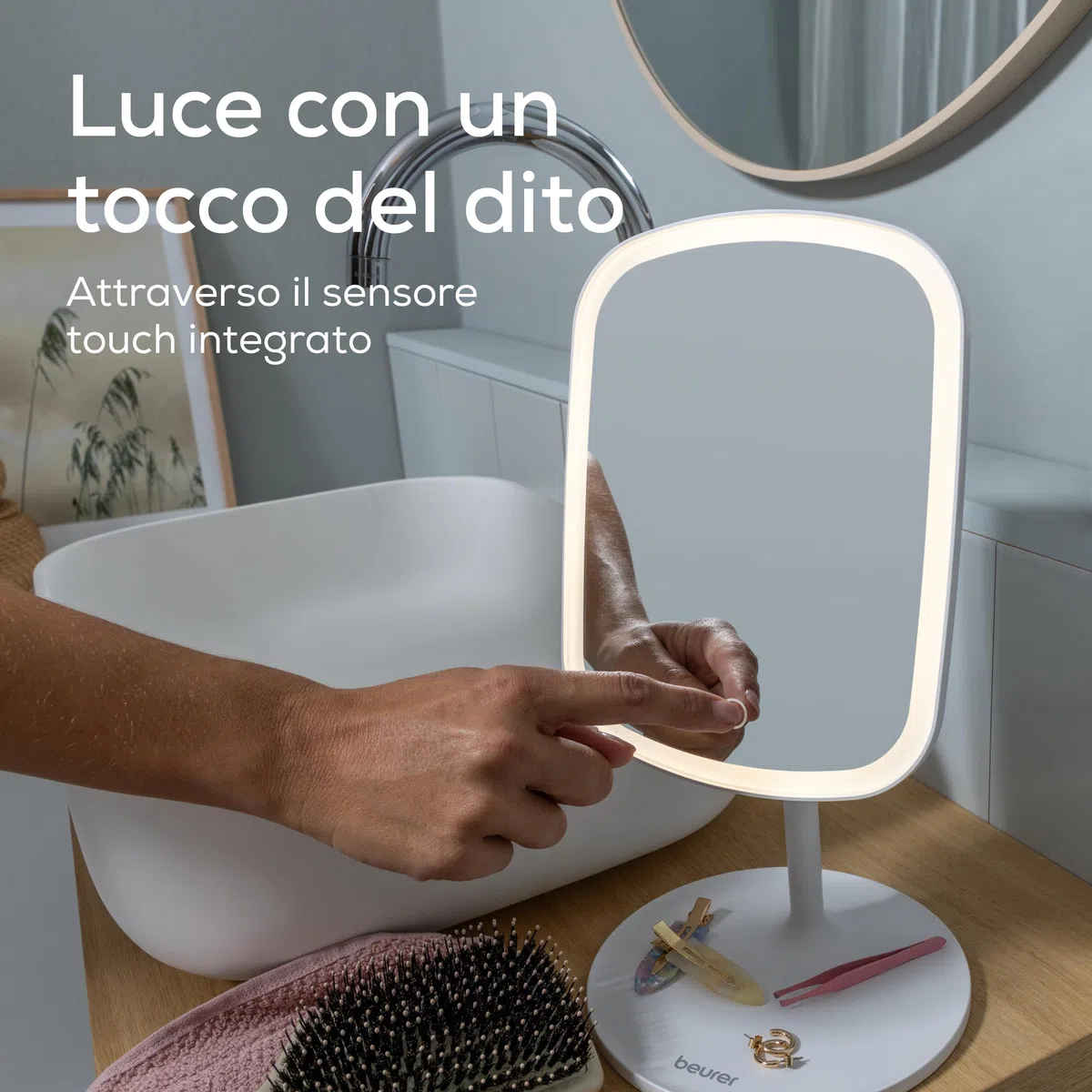 Beurer BS 47 Specchio cosmetico illuminato con 3 colori adatto per il makeup, con supporto magnetico, ruotabile a 360° e rimovibile, pratico specchio da bagno con superficie di appoggio