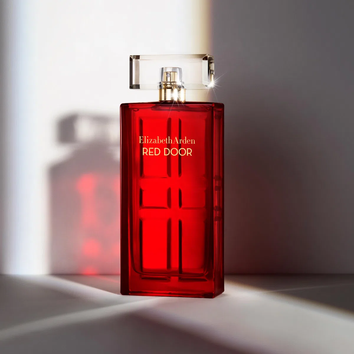 Elizabeth Arden - Red Door, Eau de Toilette, con Mughetto e Rosa Rossa, Aroma Floreale Intenso, Miscela di Note Sensuali, Fragranza Femminile Elegante, Profumo Donna - 100 ml