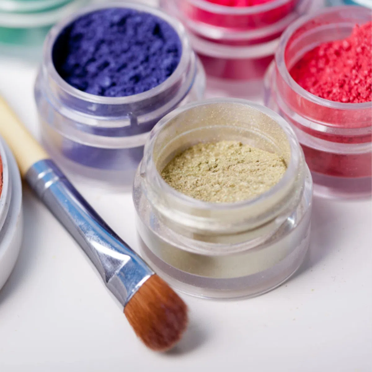 100 Pz Vasetti Cosmetici, 3ml Contenitori Cosmetici Vuoti con 15 Mini Spatola e 105 Adesivi, Barattolini Plastica Piccoli con Tappo per Lozioni, Creme