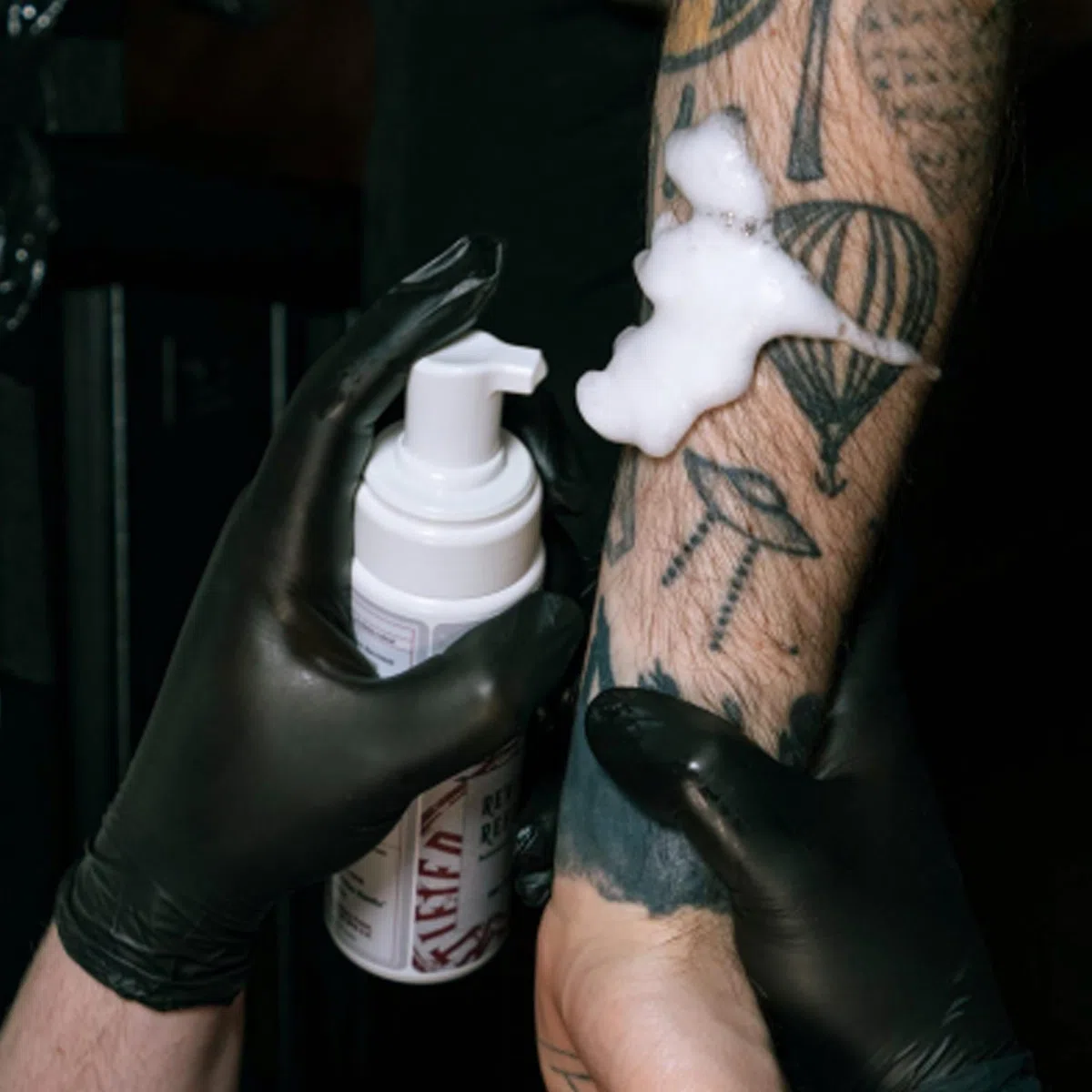 Hustle Bubbles Deluxe Mousse Detergente 207ml – Schiuma detergente per tatuaggi e cura delicata della pelle – Lenisce durante e dopo il tatuaggio – Rimuove sebo, sporco e sangue – Vegano, senza alcool