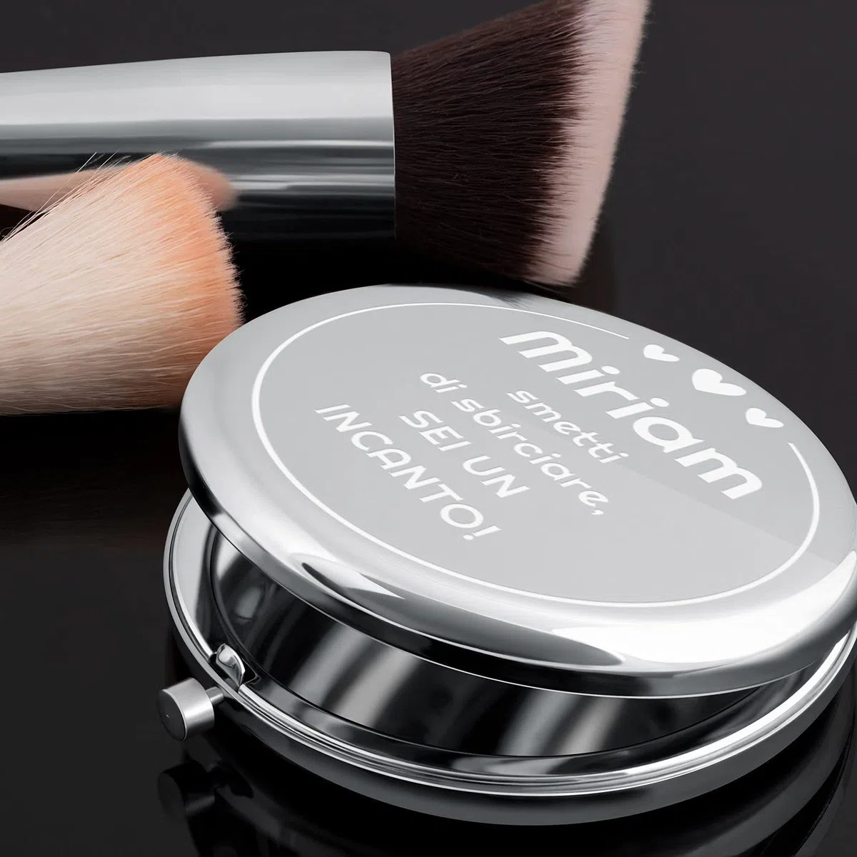 Maverton Specchio Rotondo da Borsetta - Personalizzazione a Incisione Laser - 2 in 1 - Specchio Ingranditore + Specchio - Specchio Trucco - regalo donna compleanno - Cuori