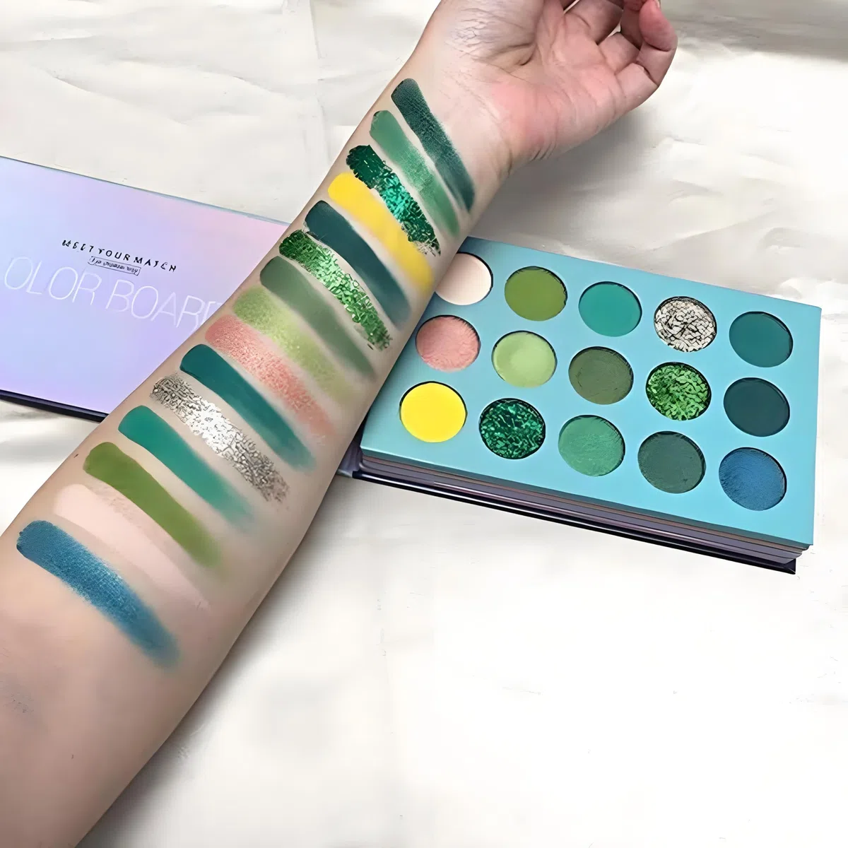 Palette di ombretti a 60 colori, tavolo 4 in 1 con glitter ad alta pigmentazione, rotazione dell'ombretto opaco, tavolozza per il trucco nudo perlescente, occhi cosmetici