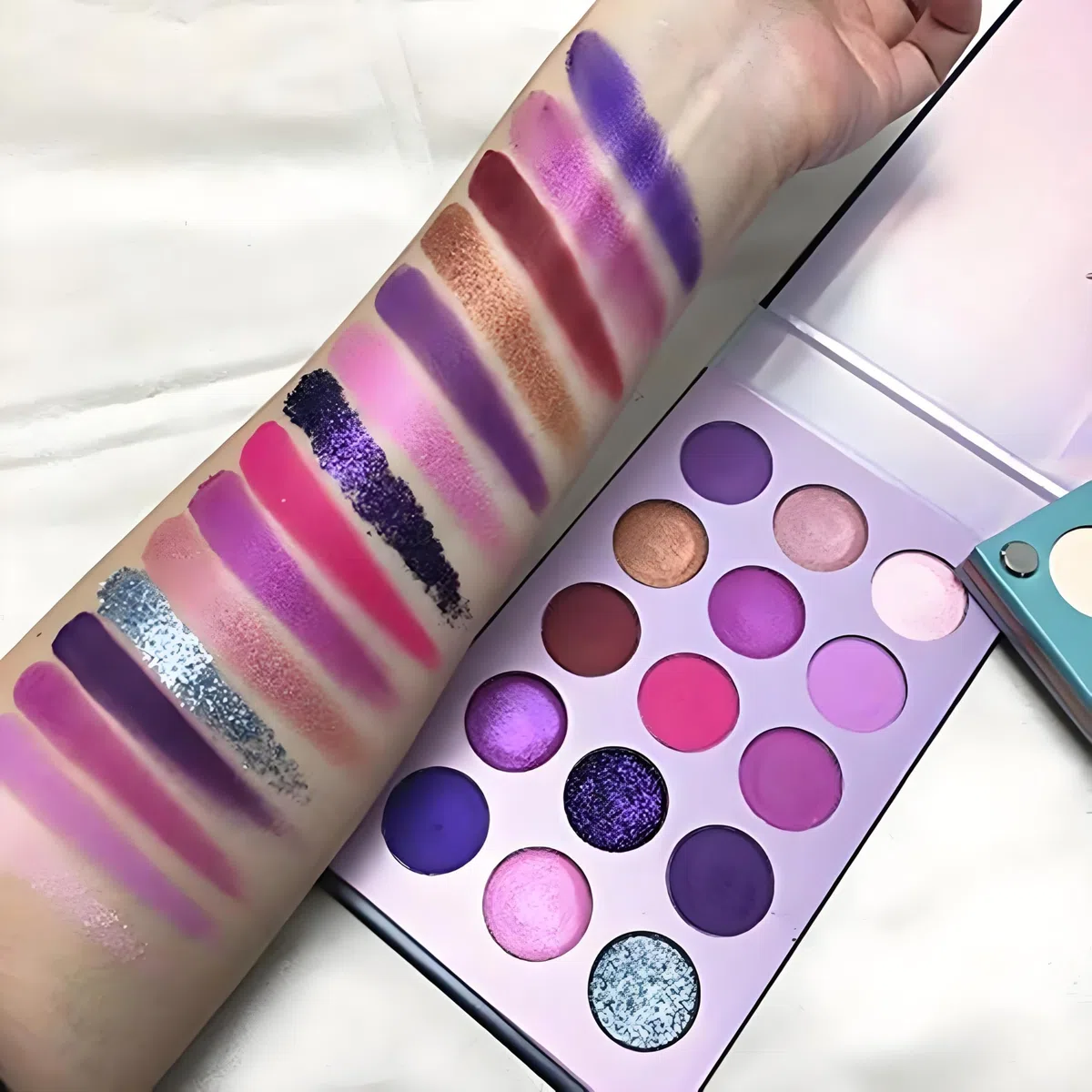 Palette di ombretti a 60 colori, tavolo 4 in 1 con glitter ad alta pigmentazione, rotazione dell'ombretto opaco, tavolozza per il trucco nudo perlescente, occhi cosmetici