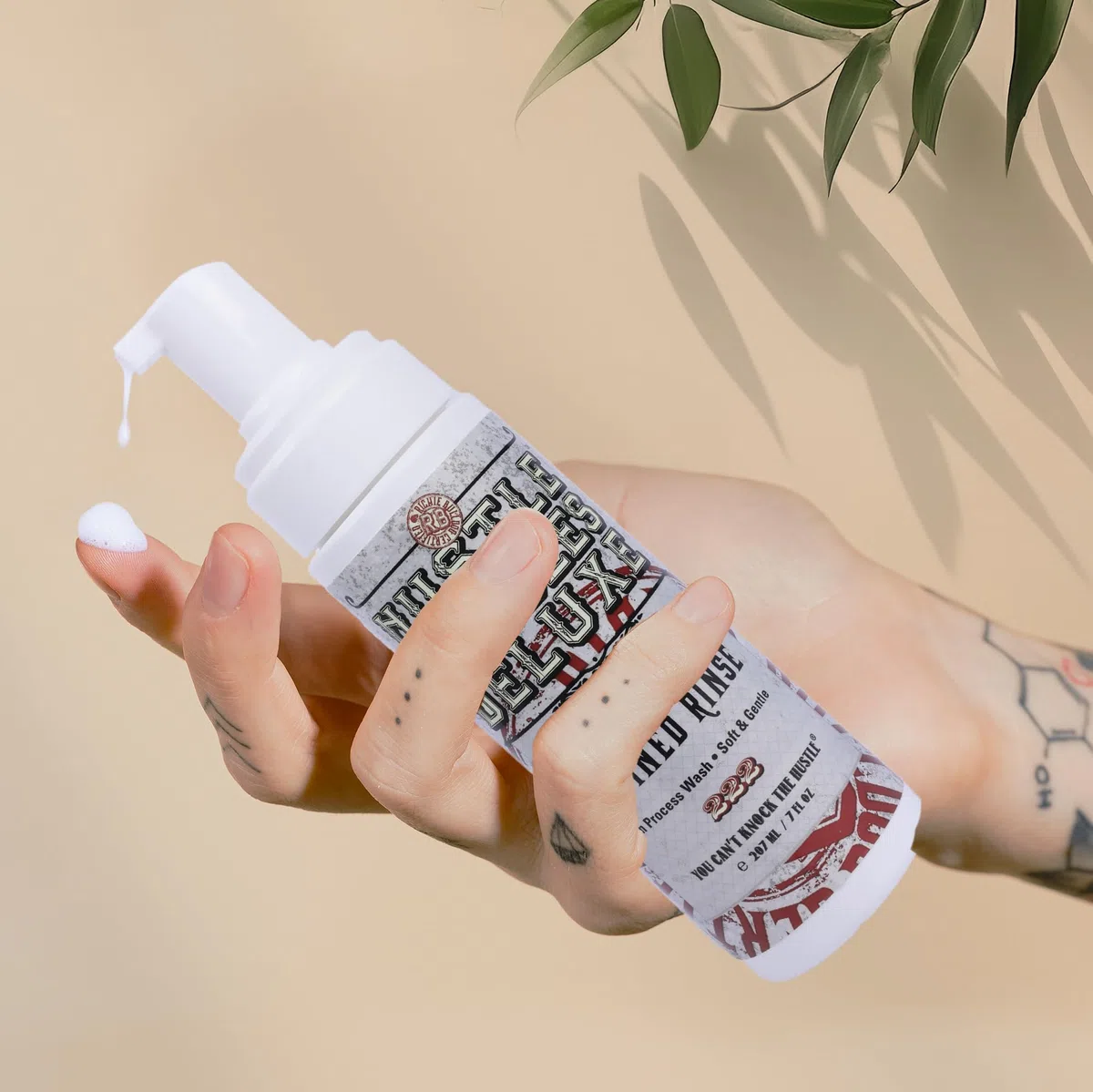 Hustle Bubbles Deluxe Mousse Detergente 207ml – Schiuma detergente per tatuaggi e cura delicata della pelle – Lenisce durante e dopo il tatuaggio – Rimuove sebo, sporco e sangue – Vegano, senza alcool