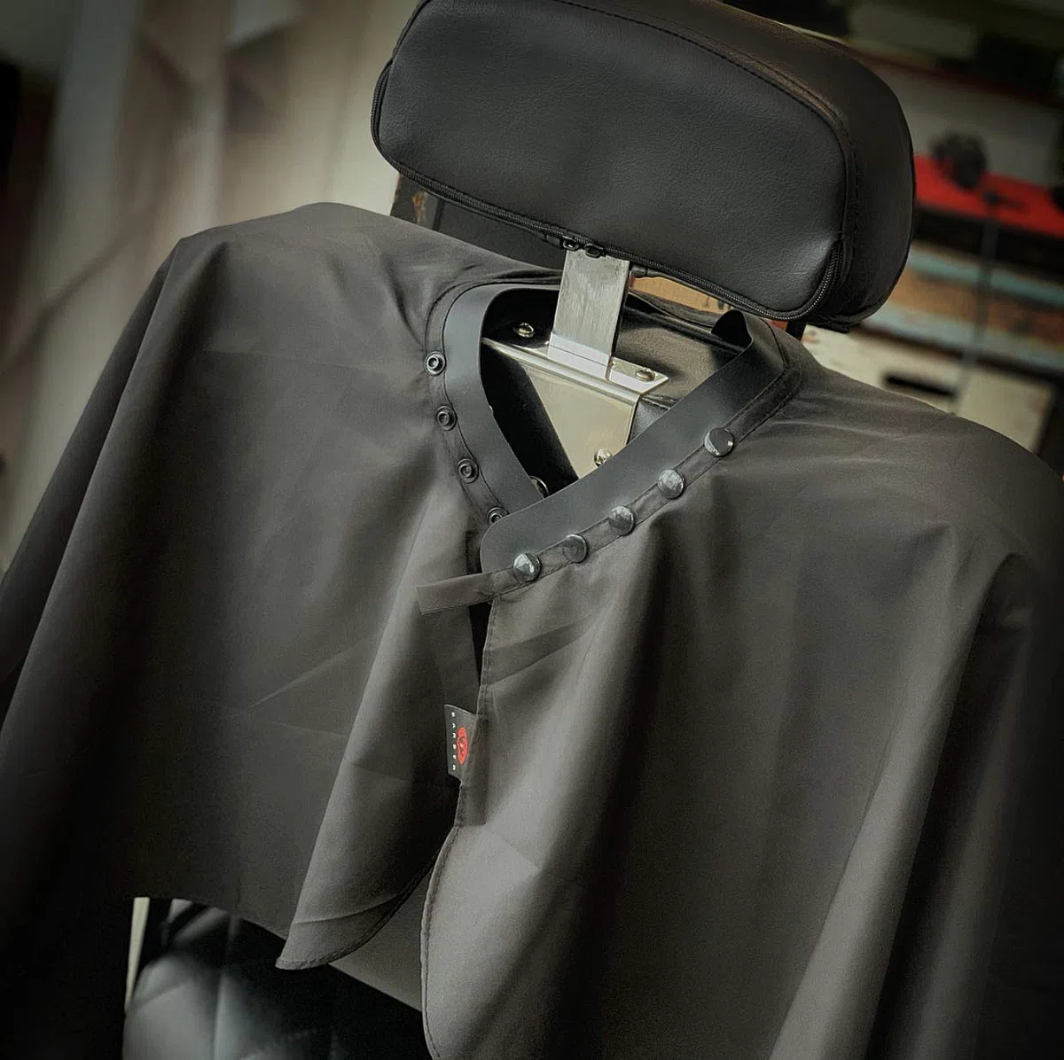TRU BARBER Mantella da Parrucchiere XXL, con Collo in Silicone, 100% Poliestere, Leggera e Impermeabile, Mantello Professionale da Salone con Chiusura a Scatto per il Taglio dei Capelli.
