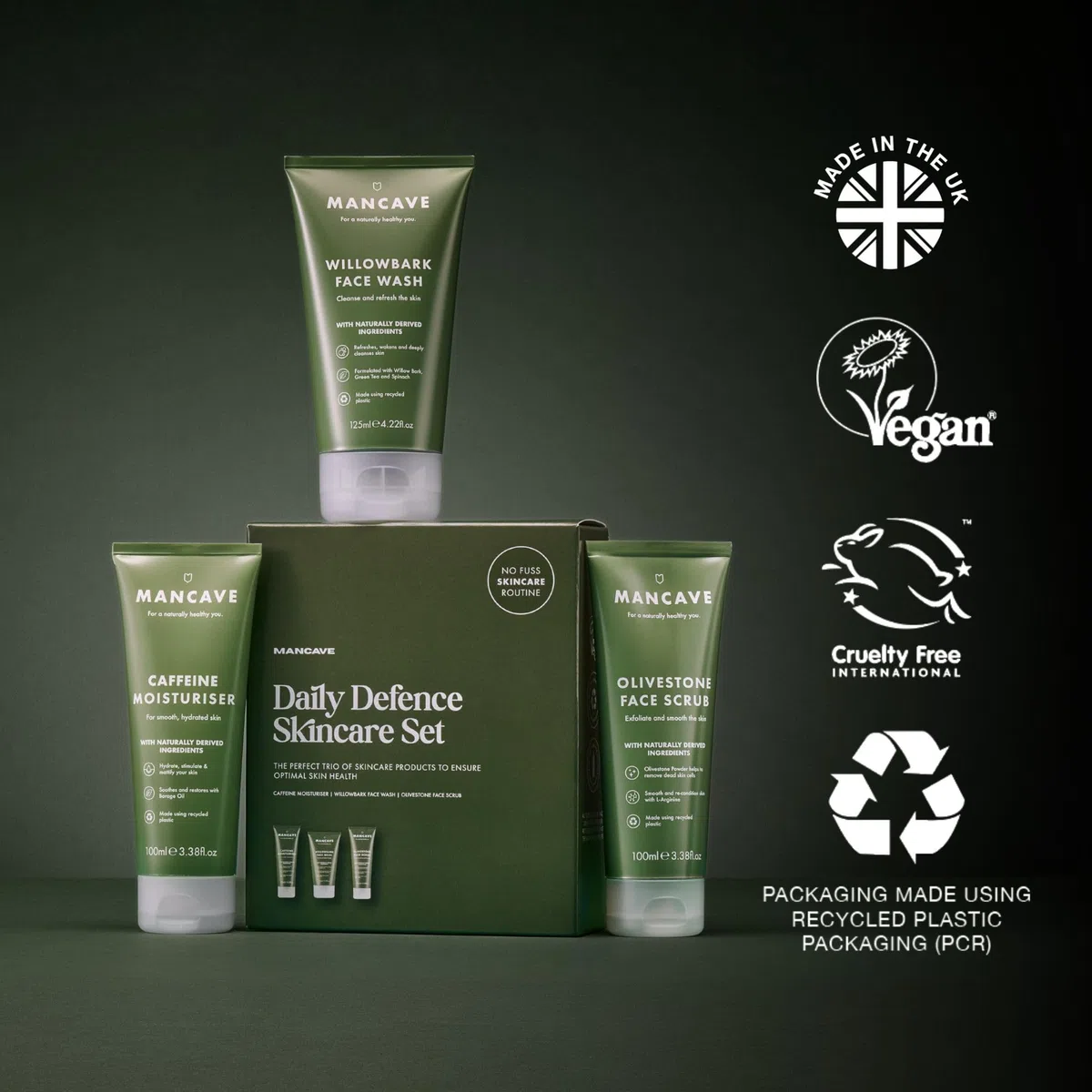 ManCave Set Regalo Uomo con 3 Prodotti di Skincare Naturali, Detergente Viso, Scrub Viso e Idratante Uomo, Formulazioni Naturali, Vegani, Tubetto in Plastica Riciclata, Prodotto in Inghilterra