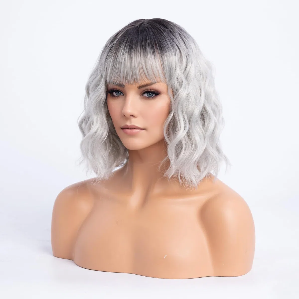 SIMKAYLEE Parrucca da donna ondulata in argento con frange, colore grigio ombreggiato, con radici scure, lunghezza media, per l'uso quotidiano (35,6 cm)