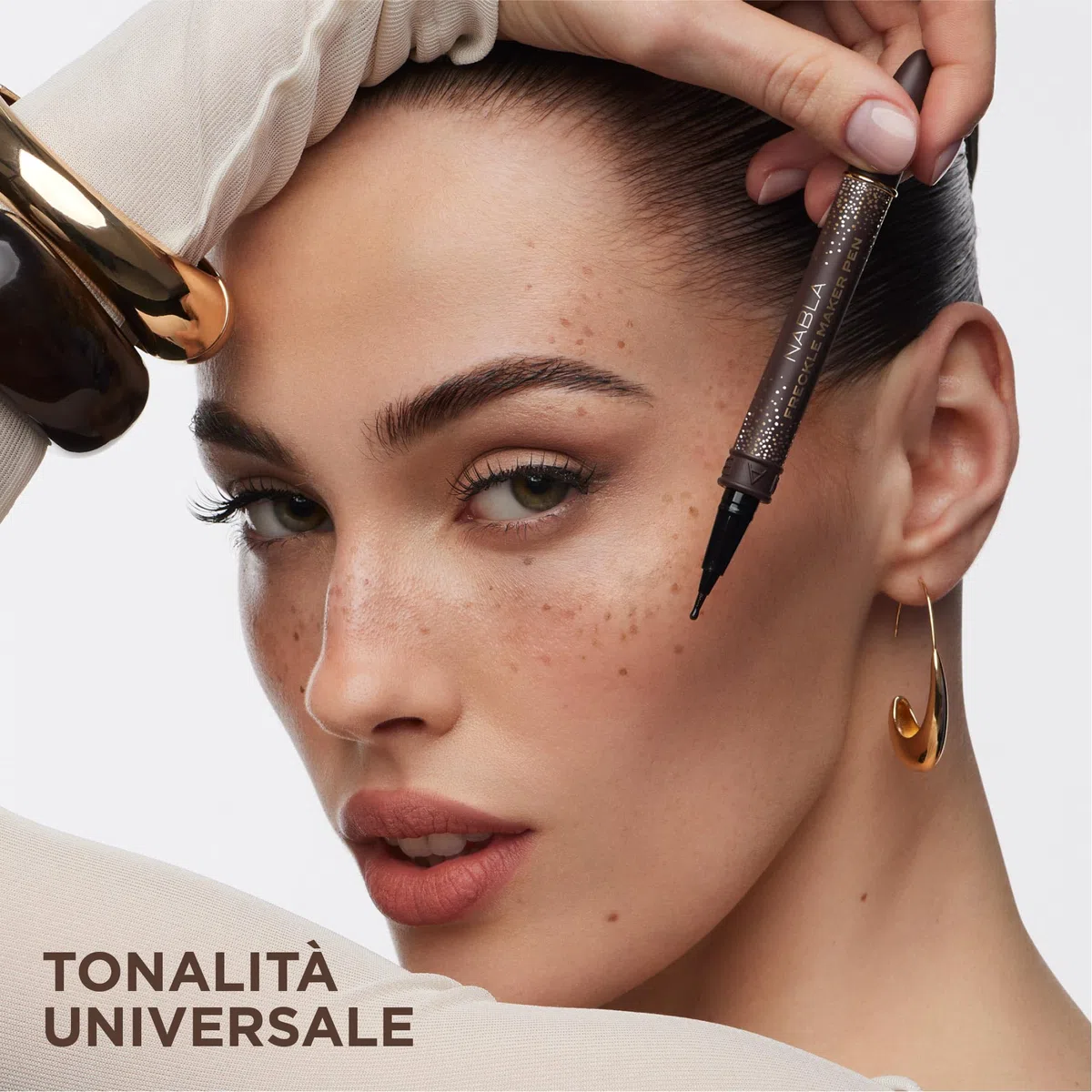NABLA Freckle Maker Pen | Tinta Viso per Lentiggini Finte dal Risultato Naturale, Waterproof, Lunga Durata, Applicazione di Precisione, Vegano, Cruelty-Free, Make-up Professionale | Made in Italy