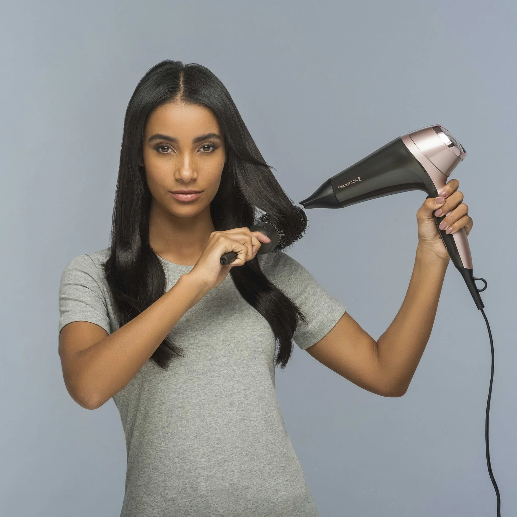 Remington Asciugacapelli 2200W - Asciuga, Piastra e Arriccia - 3 accessori per lo styling: ugello e diffusore, spazzola rotonda da 45 mm e clip, 3 livelli di riscaldamento e 2 di ventilazione, D5707