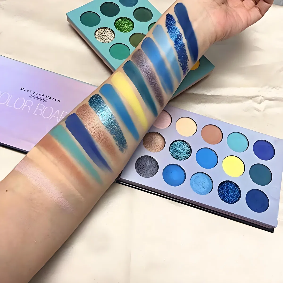 Palette di ombretti a 60 colori, tavolo 4 in 1 con glitter ad alta pigmentazione, rotazione dell'ombretto opaco, tavolozza per il trucco nudo perlescente, occhi cosmetici