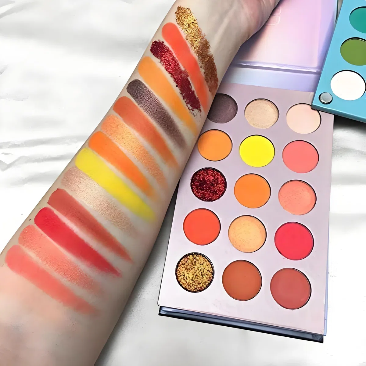 Palette di ombretti a 60 colori, tavolo 4 in 1 con glitter ad alta pigmentazione, rotazione dell'ombretto opaco, tavolozza per il trucco nudo perlescente, occhi cosmetici