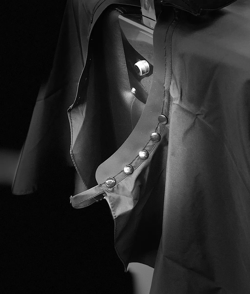 TRU BARBER Mantella da Parrucchiere XXL, con Collo in Silicone, 100% Poliestere, Leggera e Impermeabile, Mantello Professionale da Salone con Chiusura a Scatto per il Taglio dei Capelli.