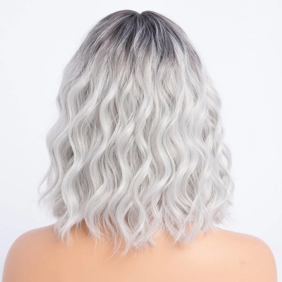SIMKAYLEE Parrucca da donna ondulata in argento con frange, colore grigio ombreggiato, con radici scure, lunghezza media, per l'uso quotidiano (35,6 cm)