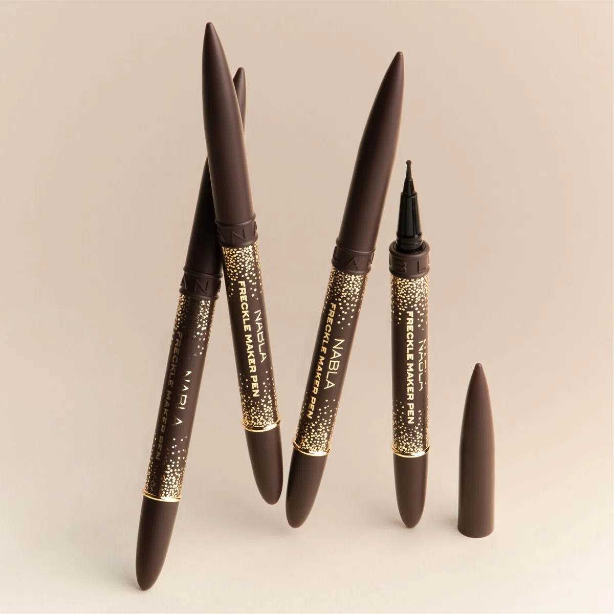 NABLA Freckle Maker Pen | Tinta Viso per Lentiggini Finte dal Risultato Naturale, Waterproof, Lunga Durata, Applicazione di Precisione, Vegano, Cruelty-Free, Make-up Professionale | Made in Italy